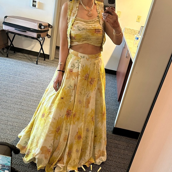 Sunflower print lenhnga with blouse and jacket - Picture 6 of 7